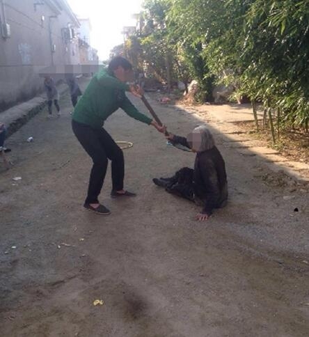 连云港老人遭拖拽殴打现场图片视频 打人女子资料遭热搜