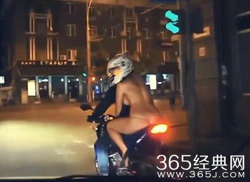 俄罗斯女子街头上演裸体骑摩托现场图 原因不明