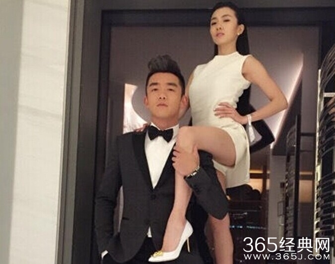 郑凯秀恩爱 女友露美腿险些走光