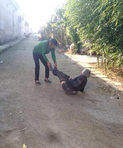 连云港老人遭拖拽殴打现场图片视频 打人女子资料遭热搜