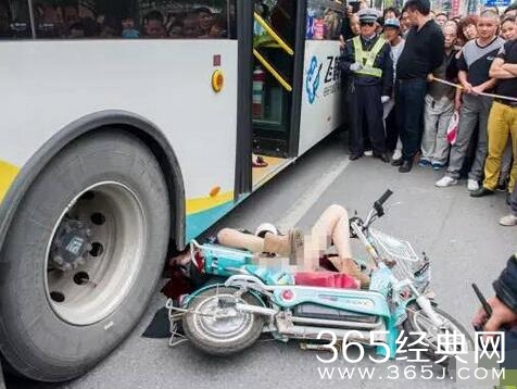 启东骑车女子被出租车车门撞倒遭公交碾压致死视频观看