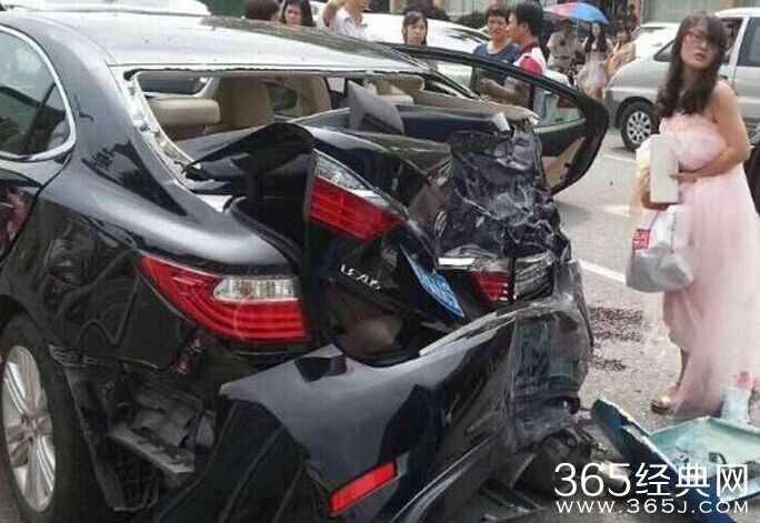 广东三豪华婚车连环撞 凶手是公交现场十分惨烈