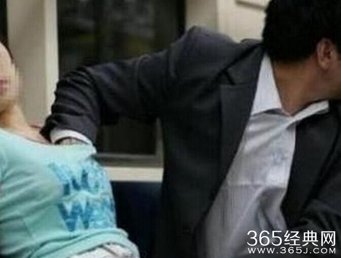 男子地铁摸女胸 女子丰满胸部被色狼蹂躏10分钟