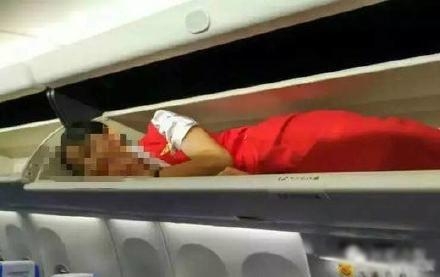 新闻哥：女的脱下内衣内裤！2015.10.12