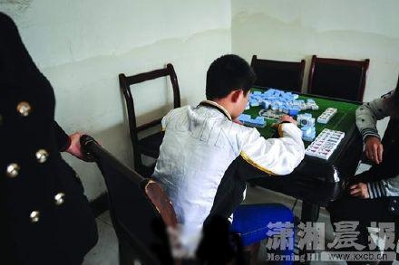 新闻哥：女的脱下内衣内裤！2015.10.12