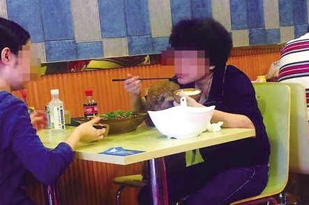 重庆母女餐厅和狗共同吃饭现场照片视频 吃狗舔过的肉片
