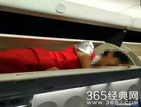 昆明航空空姐为什么被塞进行李架 空姐被恶搞现场照片原因