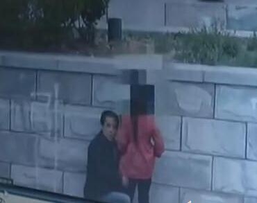 男子猥亵8岁女童被邻居踹翻监控视频在线观看