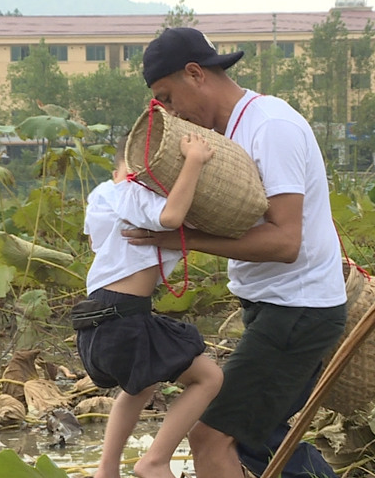 《爸爸3》刘烨林大竣泥潭挖藕 二人上演拉锯战