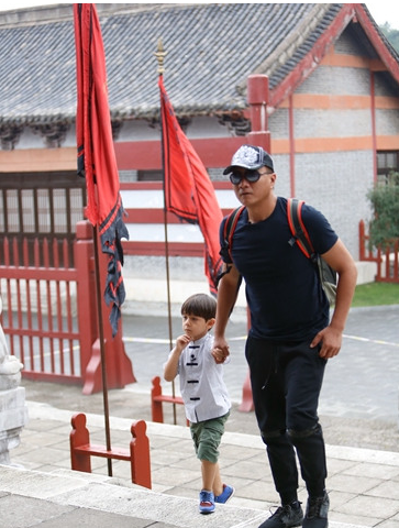 《爸爸3》第20151016期胡军为诺一唱儿歌 两人变临时父子