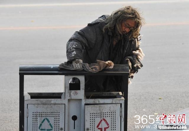 新闻哥：麻溜的快到老子怀里来！2015.10.15