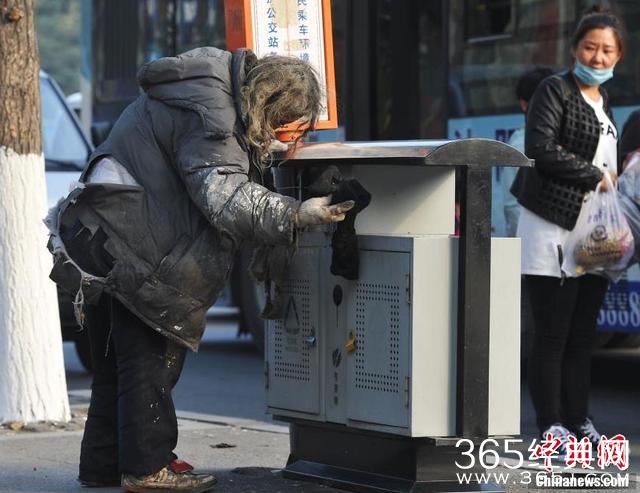 新闻哥：麻溜的快到老子怀里来！2015.10.15