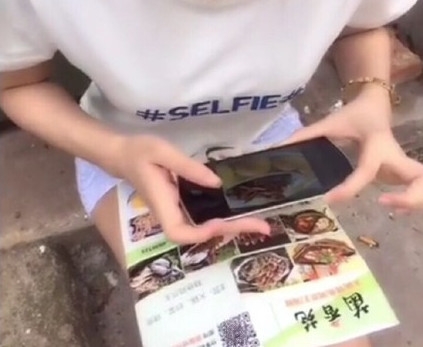 新闻哥：开房没钱就抢劫！2015.10.16