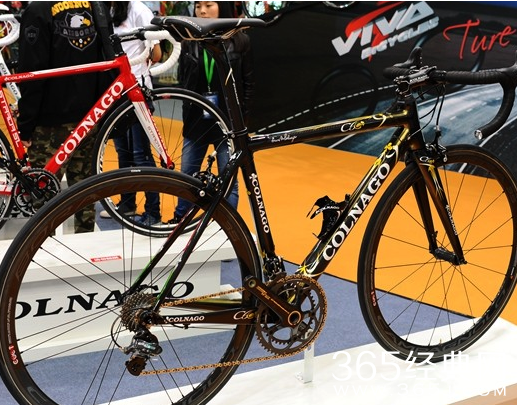 出租司机躲豪车撞昂贵单车 车主买来11万多索赔8万