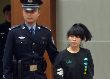 女孩厕所产子扔下楼 婴儿顽强存活