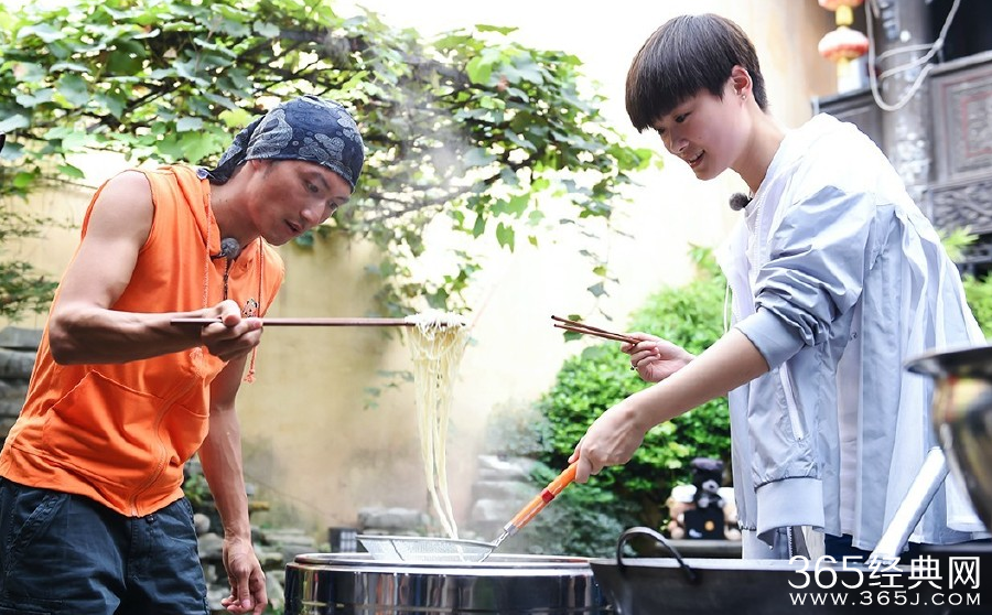 李宇春录十二道锋味2街头吃烧烤照片曝光