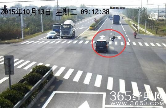 江苏女子骑车闯红灯被撞飞10米监控画面曝光 女子已脱离生命危险