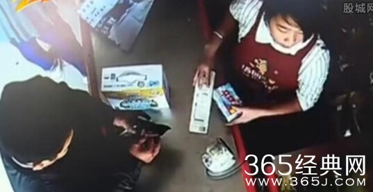 傻白甜女收银员20分钟内被骗5次监控视频观看 女收银员被骗详细过程