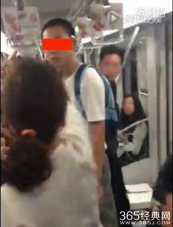 男子地铁吐痰爆粗口被打视频在线观看 吐痰男个人资料被人肉