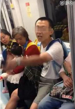 上海地铁车厢吐痰男子资料职业遭人肉 被批评讲脏话惹众怒被打