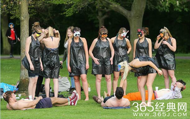 学妹给学长舔胸 花式恶搞新生