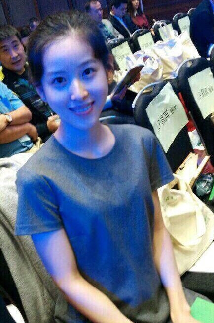 奶茶妹妹婚后近照曝光 端庄成熟贵妇范儿