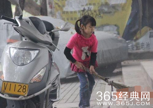 女童帮奶奶扫马路 小女孩心疼奶奶受累