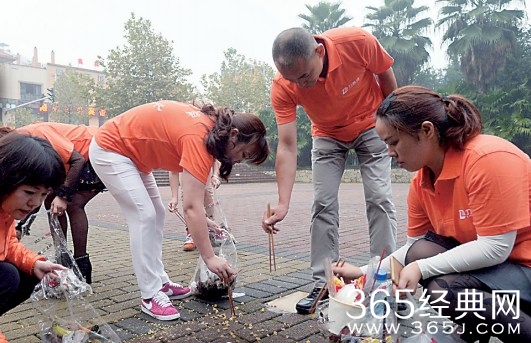 重庆富豪钟丛荣身家背景资料遭扒 开豪车捡垃圾已逾8个月