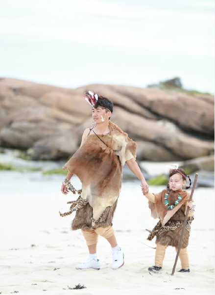 《爸爸3》三影帝演绎“疯狂原始人” 刘烨钻木取火胡军捕虾海滩拾荒