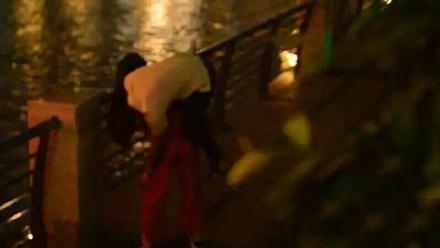 成都九眼桥醉汉瘫坐桥墩遭妹子扛走视频观看