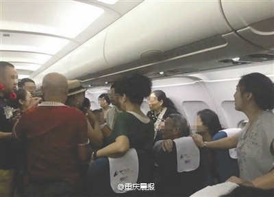 K6989航班三名中国游客推搡辱骂现场视频观看 中国游客被请下飞机