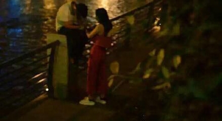 成都九眼桥醉汉瘫坐桥墩遭妹子扛走视频观看