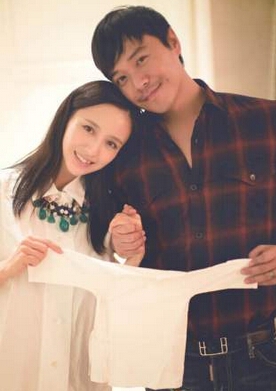 陈思诚佟丽娅发微博确认怀孕 陈思诚po大肚照搞怪