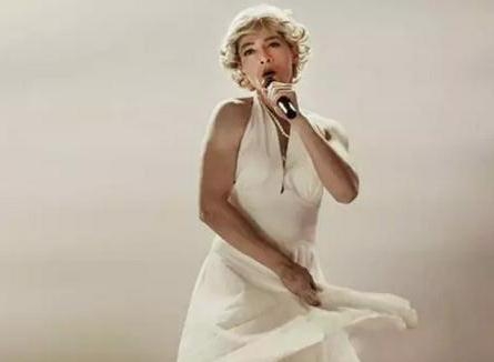 胡歌扮梦露巧遇爸妈探班 无障碍拍两次就过