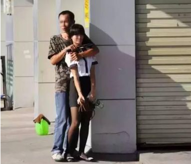 东莞被狙劫匪遇超淡定女孩 ：死就死呗 劫匪被狙女孩毫发无伤