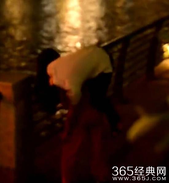 愤怒妹子扛走醉汉 女汉子显神威