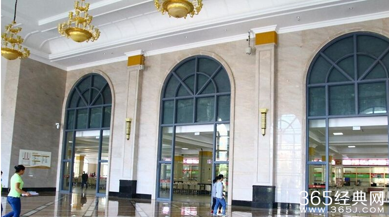 重庆工商大学融智学院巴南新校区内景照片 宿舍似洋房食堂像别墅