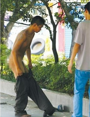 浙江男子为阻止儿子恋爱 在儿子女友家楼下裸奔视频