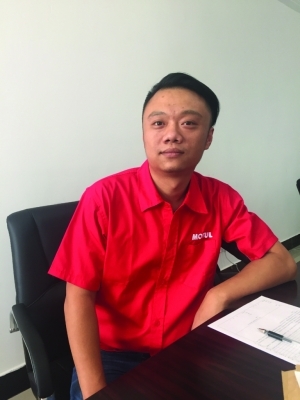 小伙高速路上砸车救下一家三口 几秒后车子爆炸