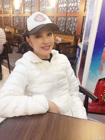 刘晓庆机场吃面条 吐槽面条太贵：每根面条3元，这是吃钱