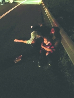 小伙高速路上砸车救下一家三口 几秒后车子爆炸