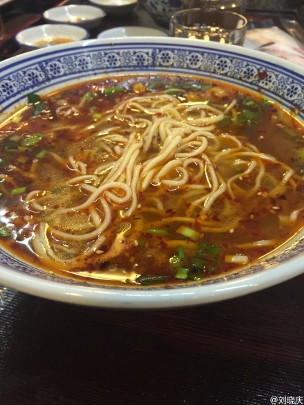 刘晓庆机场吃面条 吐槽面条太贵：每根面条3元，这是吃钱