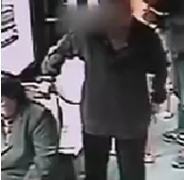 女孩公交玩手机遭大爷骂：生出来的娃是“怪胎” 众人指责大爷