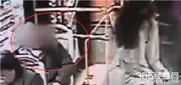 青岛女孩玩手机遭大爷骂生出孩子奇形怪状监控视频