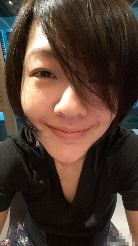 小S清晨晒素颜照