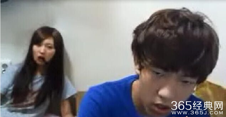 男主播和女友直播亲热2小时视频 女友报复男友不管摄像头