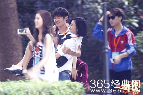 一年级大学季剧照再曝光 袁姗姗被公主抱 男孩是谁？