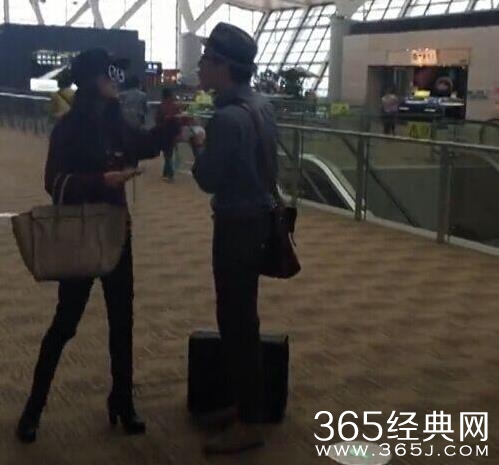 新闻哥：用国产手机不能坐飞机？2015.10.27