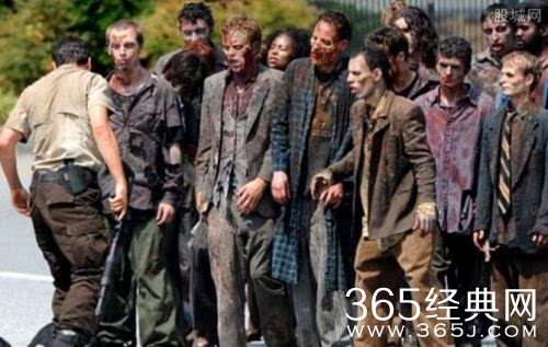 疑友变异将其打死 看行尸走肉意淫男子变僵尸