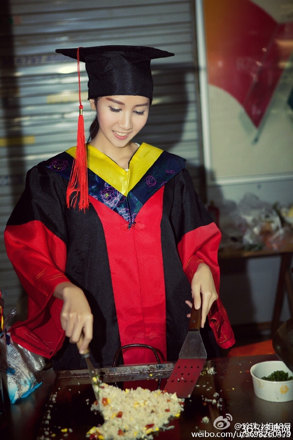 珍珠女神48号微博秒删截图 美女博士街头卖炒饭
